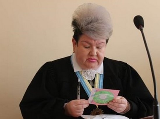 Поразившая макияжем украинская судья прокомментировала свои фото