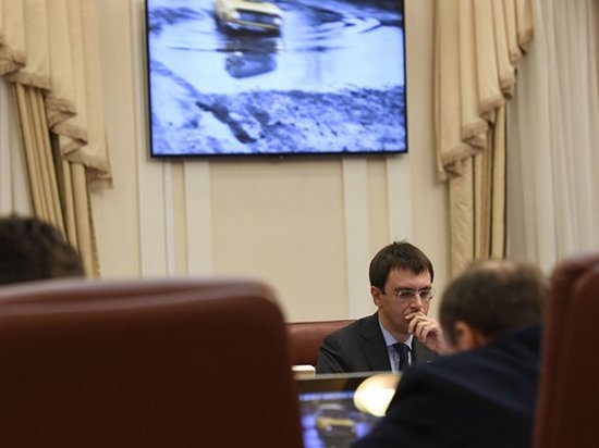 Владимир Гройсман показал самые плохие украинские дороги (видео)