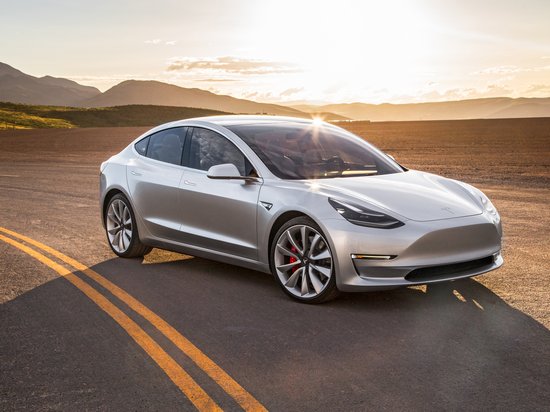 Маск показал первую поездку на бюджетной Tesla Model 3 (видео)