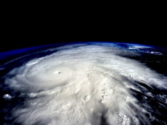 В NASA показали как выглядит из космоса мощнейший циклон Дебби в Австралии (видео)