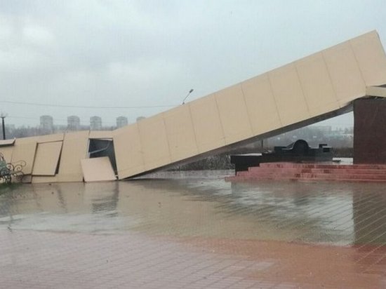 В Ростовской области ураган свалил 25-метровый памятник (видео)