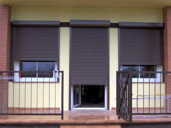 Защитные ролеты на окна: особенности и преимущества