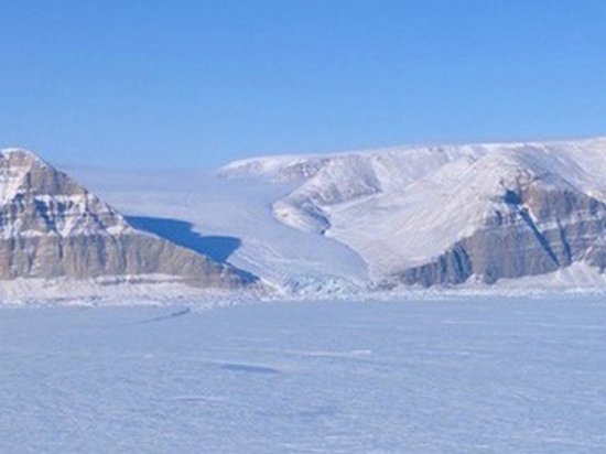 NASA показало огромную трещину в крупном леднике Гренландии (фото)