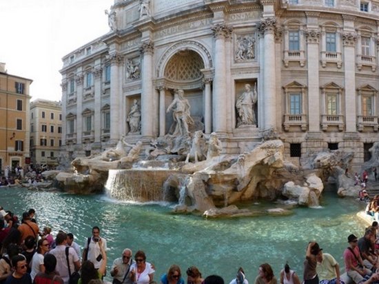 Туристы набросали €1,4 млн в фонтан Италии