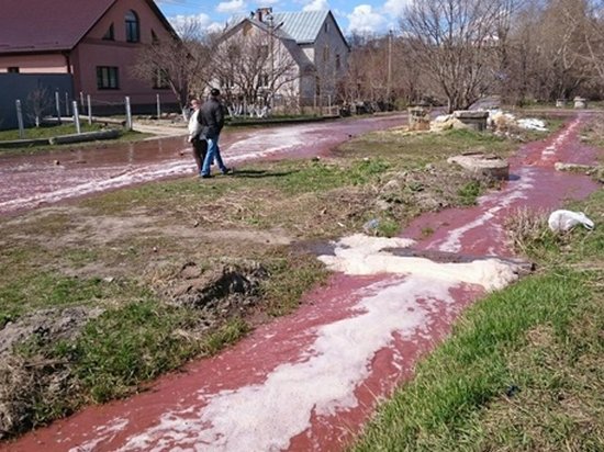 В Липецкой области потекли реки сока из-за рухнувшего склада (видео)