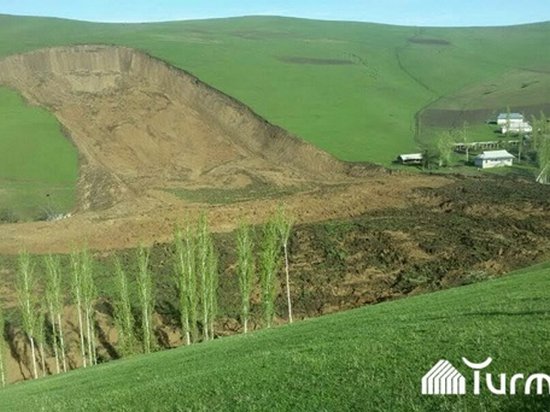 Оползень в Киргизии накрыл село: десятки погибших (фото)