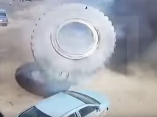 В Кемеровской области колесо БелАЗа раздавило машину (видео)