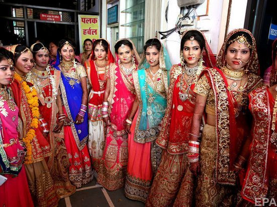 Несколько сотен индийских невест получили в подарок деревянные дубинки для избиения пьяных мужей