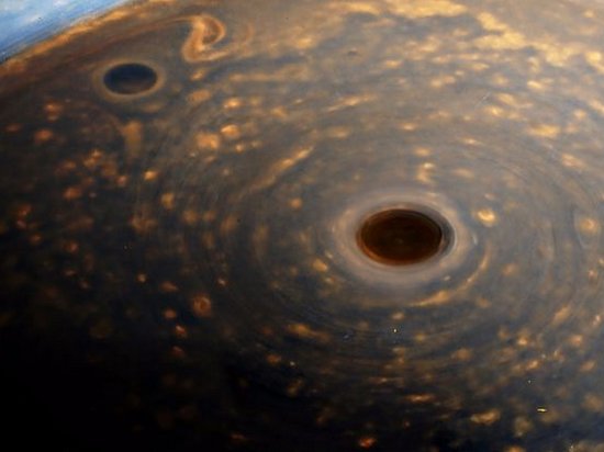 Агентство NASA показало видео полета Cassini между Сатурном и его кольцами (видео)
