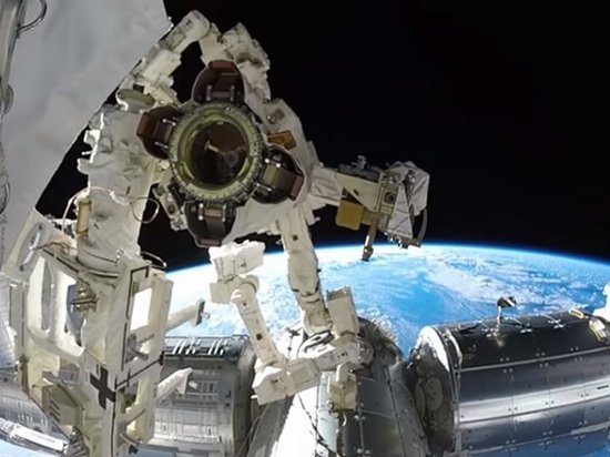 Астронавт снял на видео Землю из открытого космоса (видео)
