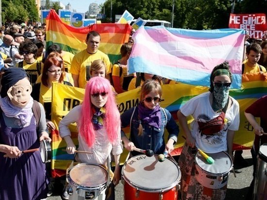 США и ЕС призвали Киев провести гей-парад