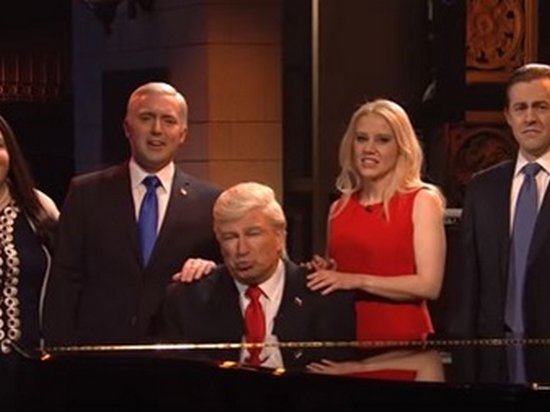 Актеры Болдуин и Йоханссон высмеяли семью Трампов в шоу: опубликовано видео
