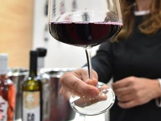 Полбокала вина в день повышают риск рака у женщин