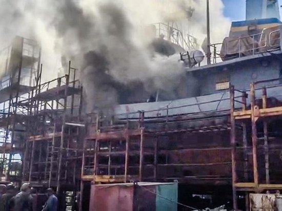 В Николаеве горит судно ВМС Украины (видео)