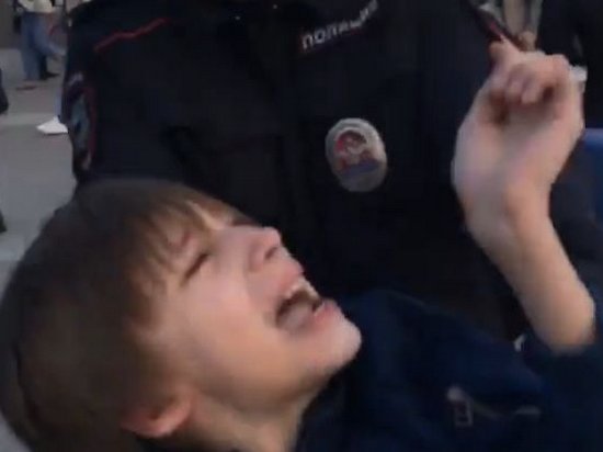 В Сети обнародовали видео задержания ребенка за чтение стихов в Москве (видео)