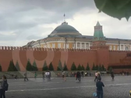 Мощный ураган в Москве сорвал крышу на одном из дворцов Кремля (видео)