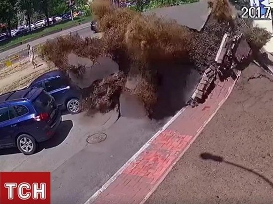 Опубликовано видео масштабного прорыва трубы в Киеве (видео)