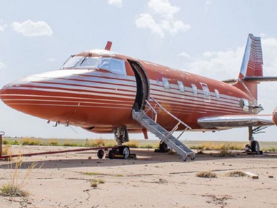 В США с молотка продали личный самолет Элвиса Пресли (фото)