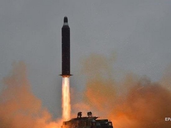 Северная Корея показала запуск баллистической ракеты (видео)
