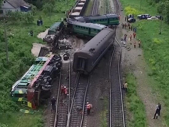 Столкновение поездов на Хмельнитчине сняли с высоты: опубликовано видео