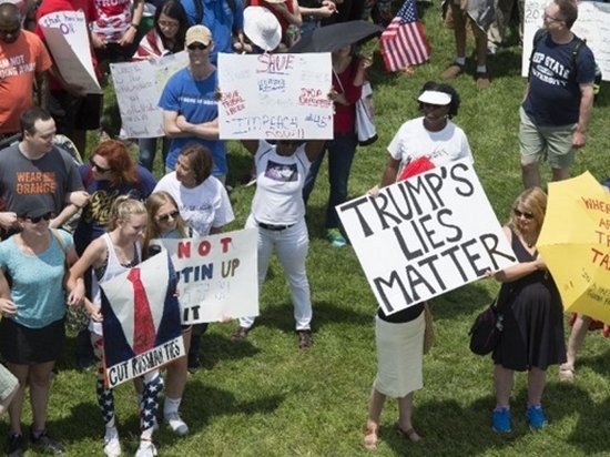 В США прошли очередные марши против Дональда Трампа