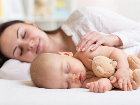 Исследователи рассказали о влиянии совместного сна на здоровье ребенка