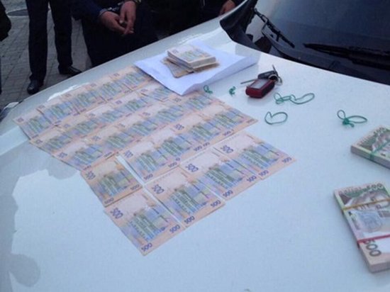 Полицейского в Киеве задержали на взятке в 15 тысяч долларов
