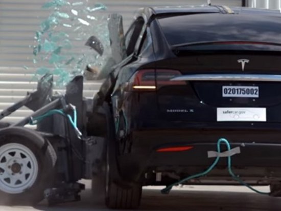 В Сети опубликовали видео первого краш-теста Tesla Model X (видео)