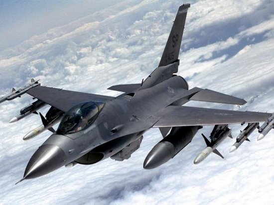 В США при взлете загорелся истребитель F-16
