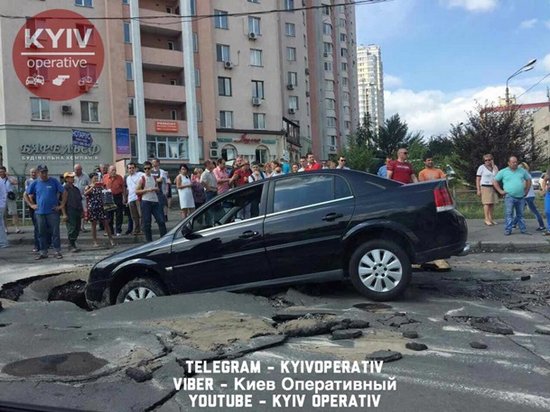 В Киеве под асфальт провалился автомобиль с матерью и ребенком