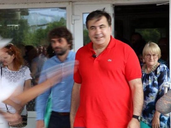 Михаил Саакашвили требует от Петра Порошенко €50 за испорченную футболку