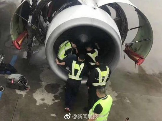 На счастье. В Китае женщина задержала вылет самолета на несколько часов, бросив в двигатель монеты