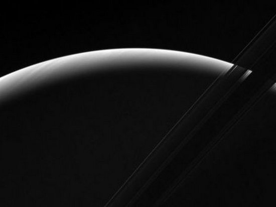 Ученые показали завораживающий рассвет на Сатурне