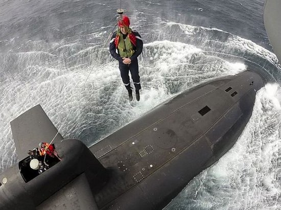 Эммануэль Макрон принял участие в учениях на атомной подводной лодке (видео)