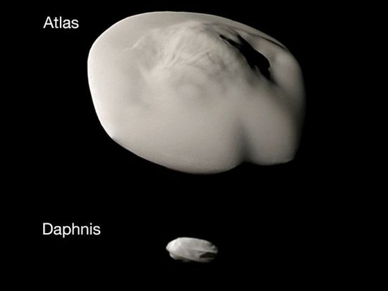 Cassini передал снимок малых спутников Сатурна (фото)