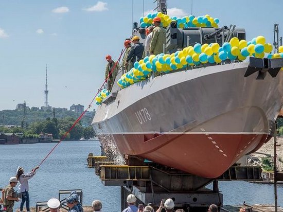 В Киеве спустили на воду артиллерийский катер ВСУ (фото)
