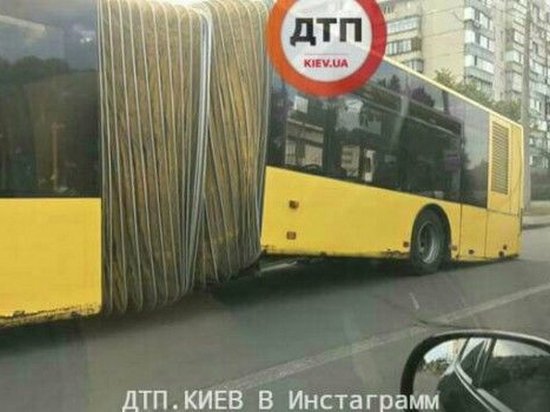 В Киеве на ходу развалился автобус