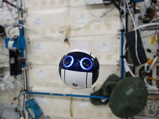 Японцы испытали в космосе робота-фотографа (видео)