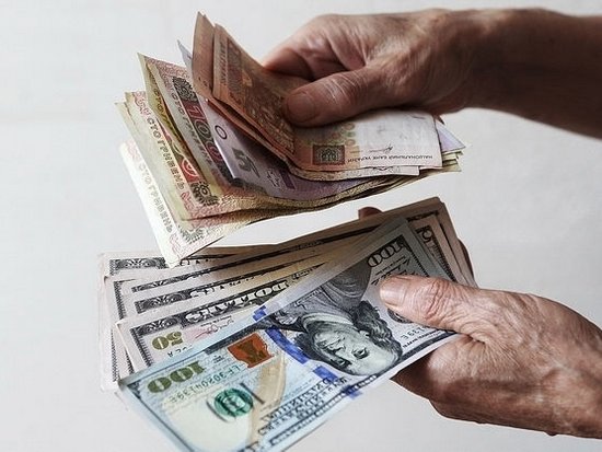 Украинцы начали избавляться от валюты