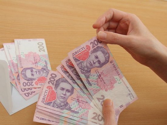 Средняя зарплата украинцев выросла до 7 тысяч гривен — Гройсман