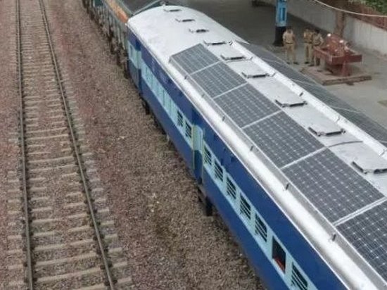 В Индии запустили поезд с солнечными батареями на крыше
