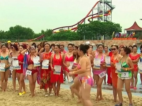 400 китайских пенсионерок пришли на конкурс бикини (видео)