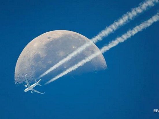 Планетологи обнаружили воду на Луне