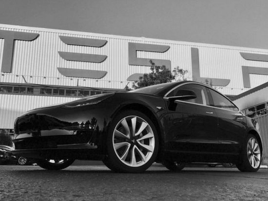 Компания Tesla начала продажи бюджетного электрокара Model 3