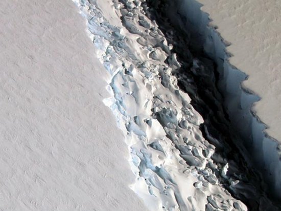 Ученые показали на видео отколовшийся гигантский айсберг