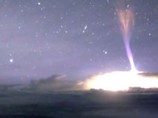 На Гавайях сняли на видео редкую молнию