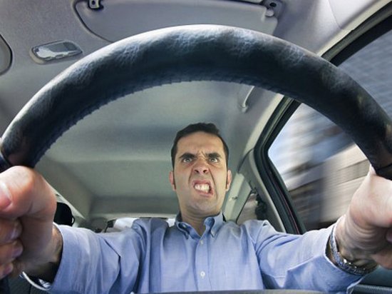 Названы 8 водительских привычек, которые убивают машину и опустошают кошелек