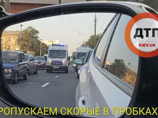 В Сети поделились фото из пробки в Киеве, где водители сделали коридор для скорой