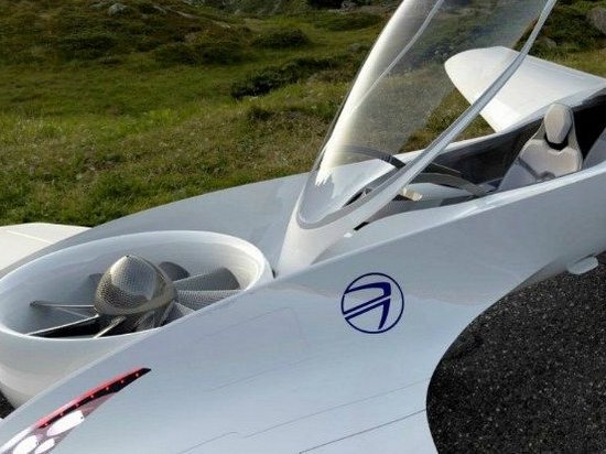 Легендарный бренд DeLorean работает над созданием летающего авто