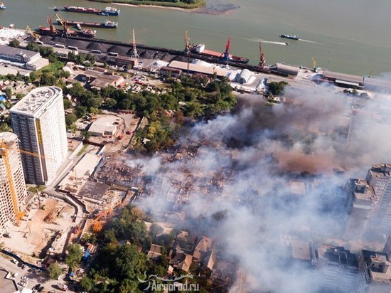 Крупный пожар в Ростове-на-Дону: огонь уничтожил свыше 100 зданий (видео)